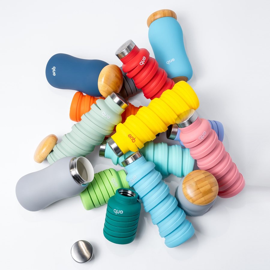 Insulated and Collapsible que bottles in different colors